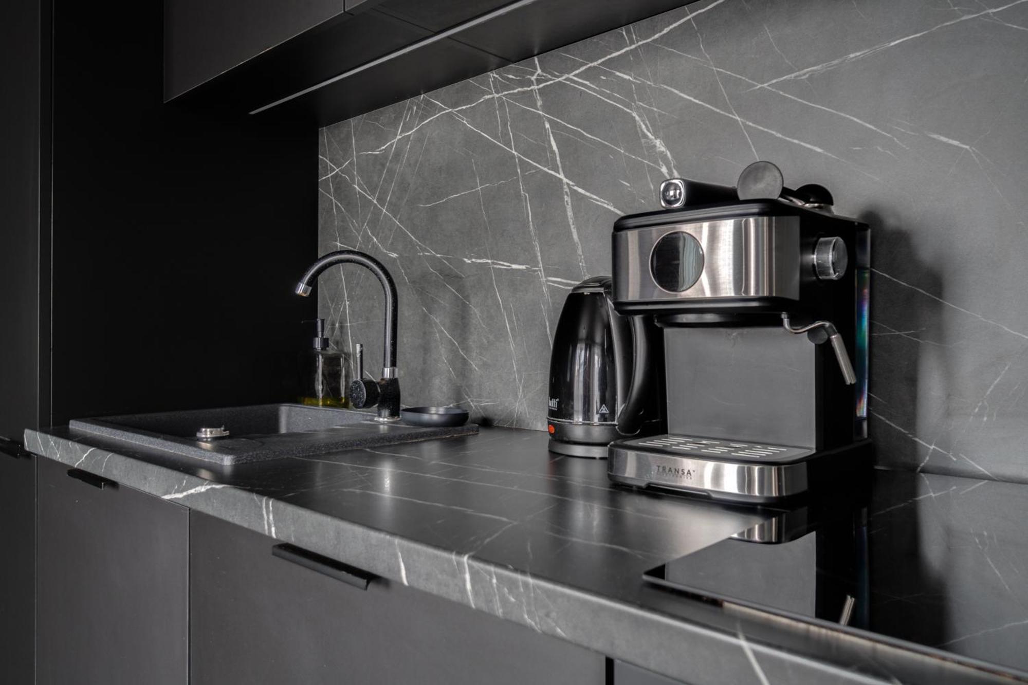 Blacknight Apartment - Self Check-In 24H Wroclaw Bagian luar foto